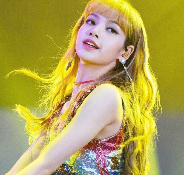 原创lisa导师上线豹纹吊带裙解锁淡雅时尚格调不露蚂蚁腰照样迷人