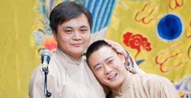 原创德云社栾云平晒腿照因长期操劳需要戴护具真是郭德纲的好徒弟