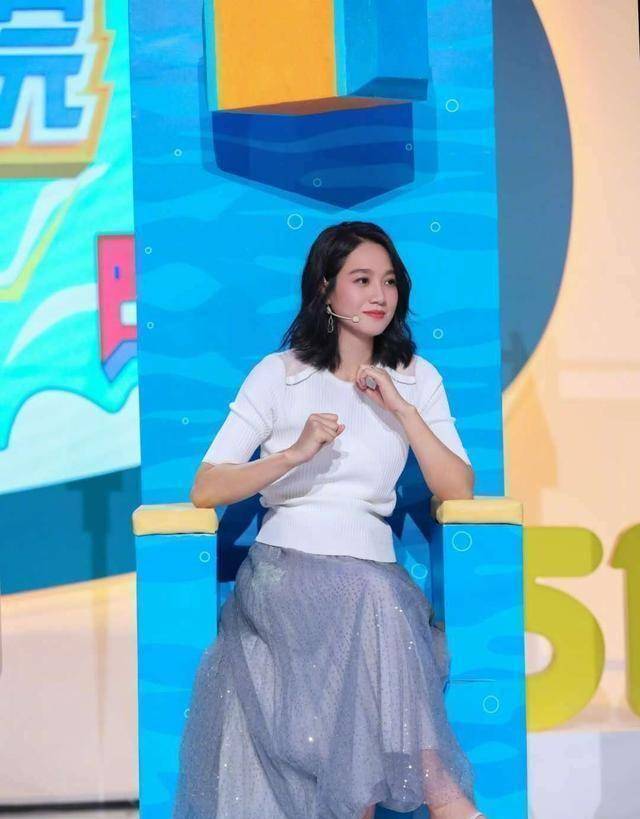 朱丹真拼挺二胎孕肚录节目脚部浮肿穿不进鞋脚后跟露在外面