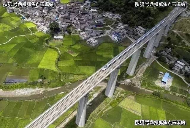 大理已建成并开通国内多条航线的机场和大理至昆明铁路专线;昆楚大