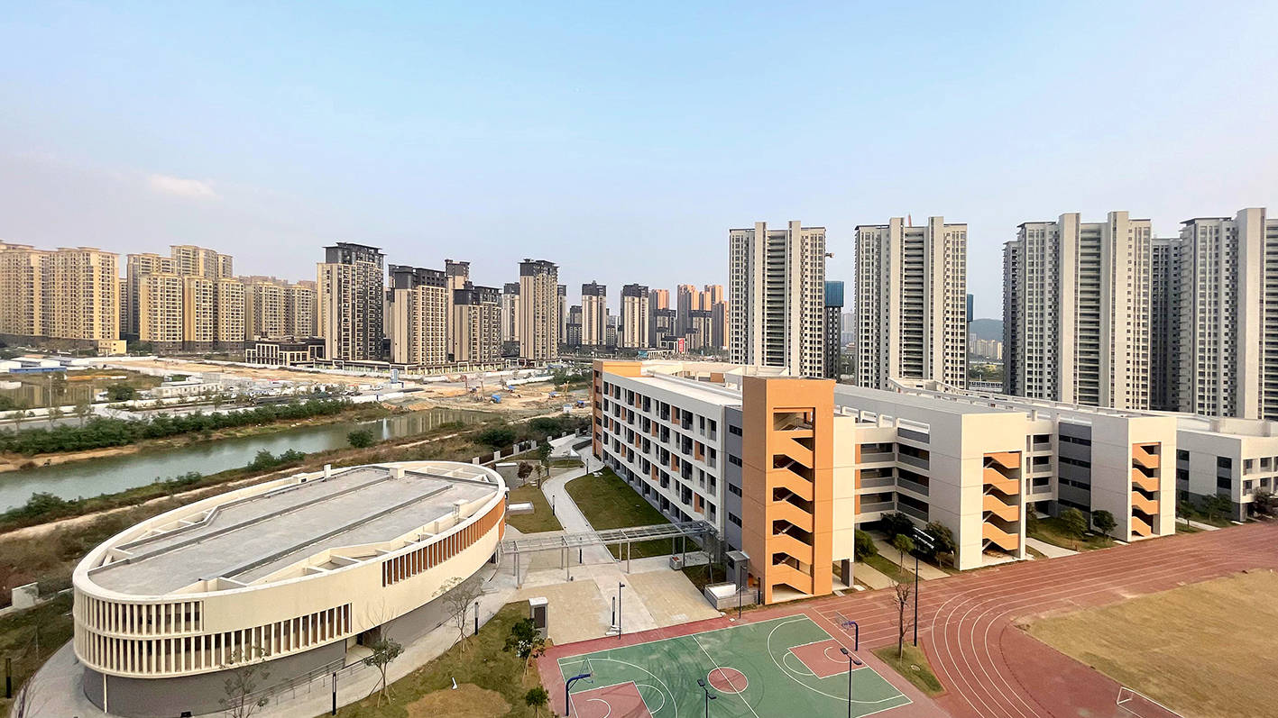 而新建的金茂小学,金茂中学,湖心小学也将于今年秋季开课.