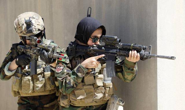 那么这支特种部队对于女兵的训练方法有