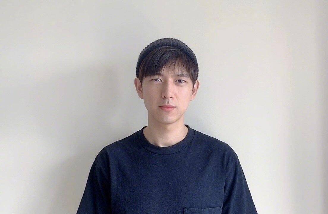 李现宅家任凭胡子"疯长",晒素颜照营业,刮掉胡子清新帅气
