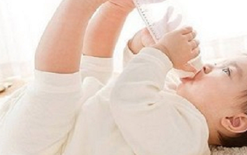 哺乳期的妈妈最痛苦的事情就是被婴儿咬伤。宝宝咬人的原因有三个:孩子的乳头。