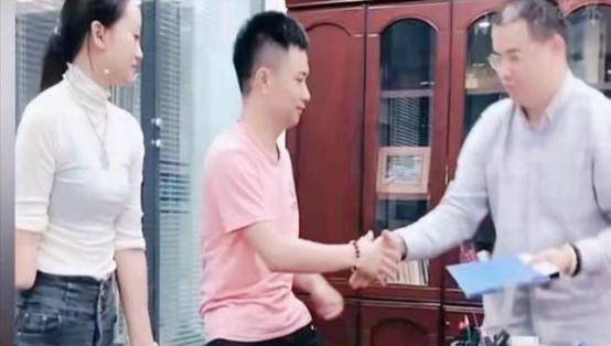 曾经走红的"连体夫妇",无腿丈夫另寻新欢,独臂阿娇一人带女儿_小波