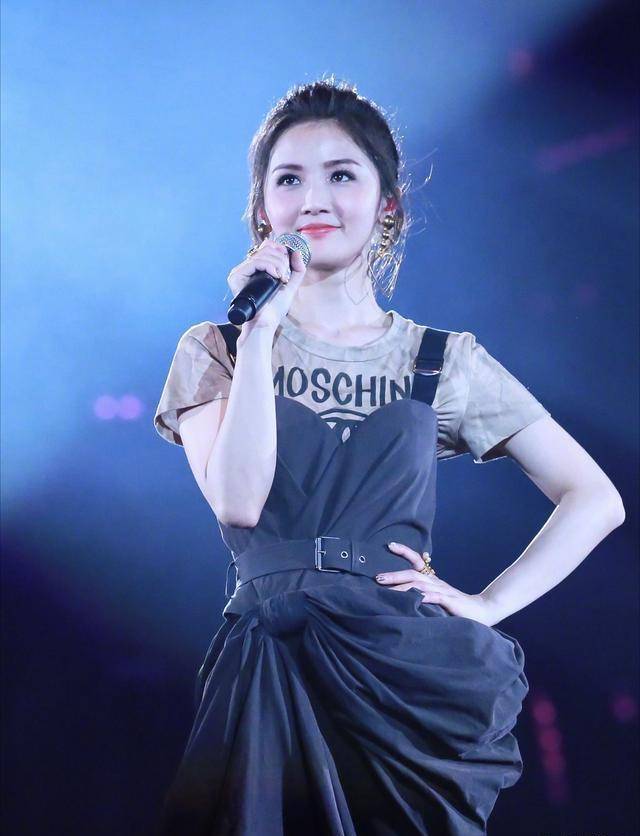 原创被郑中基分手情断陈伟霆为百亿富豪冻卵的阿sa今怎样了