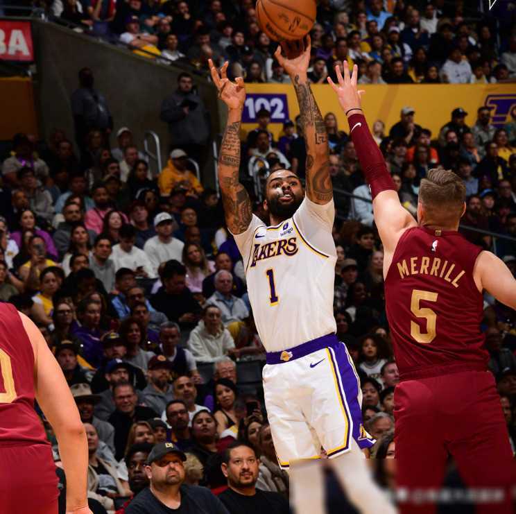 大胜浓眉发挥出色米切尔表现不佳湖人老詹还需提升