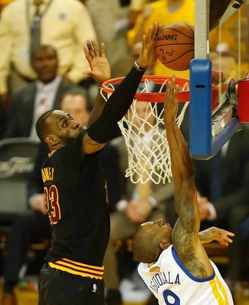 很多球迷表示詹姆斯双手叉腰防守,或者根本不防守.