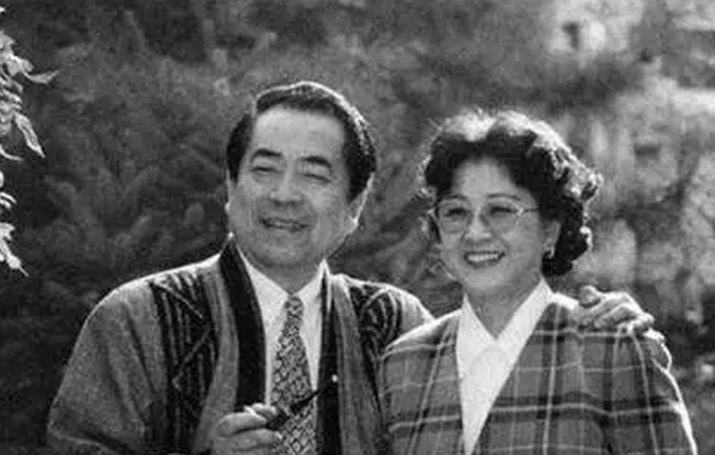 有关两人的婚姻,坊间传出很多小料,指楠莉原本是范曾好友须遵德的妻子