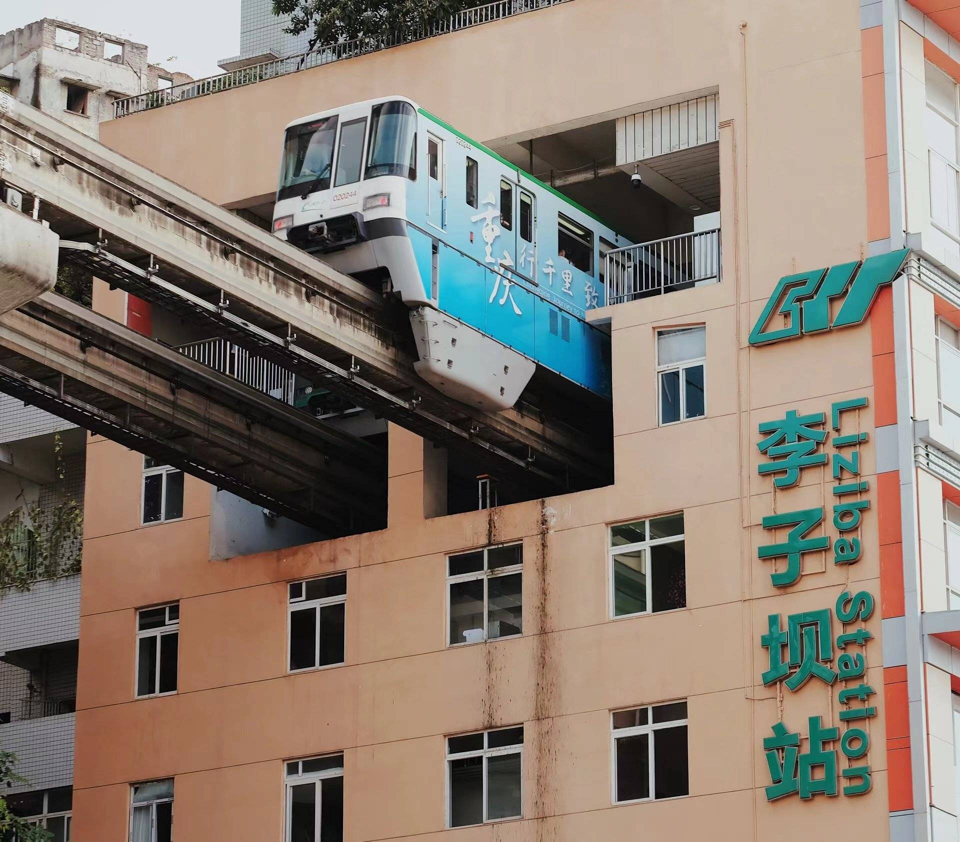 途经线路为重庆轨道交通2号线,2,重庆民国街:是以"民国历史","巴渝