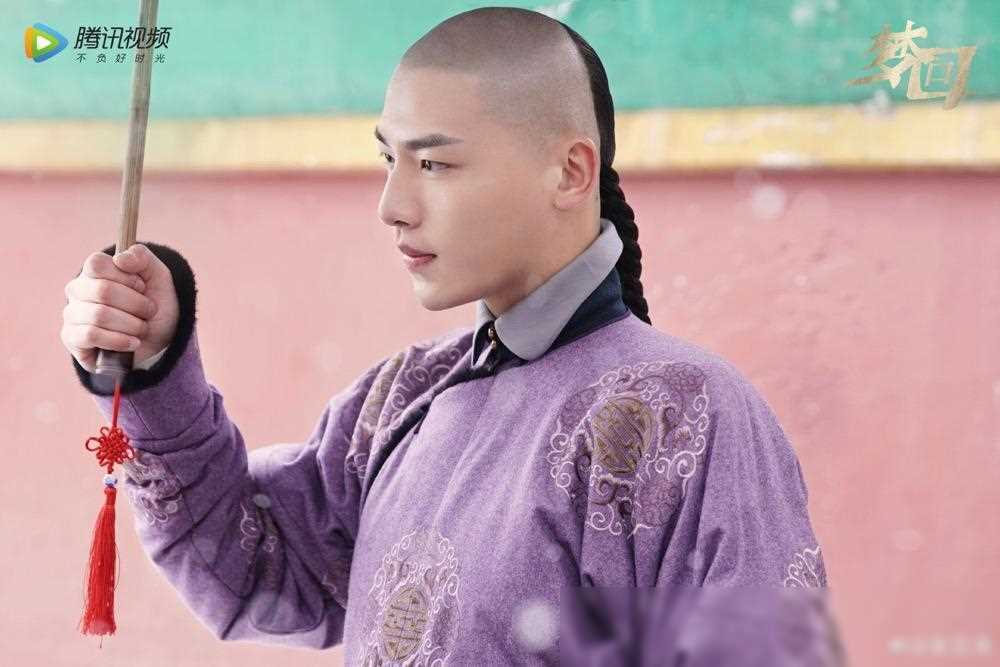 依托公司在电影方面的优势,他还参演了《革命者》,《五个扑水的少年》