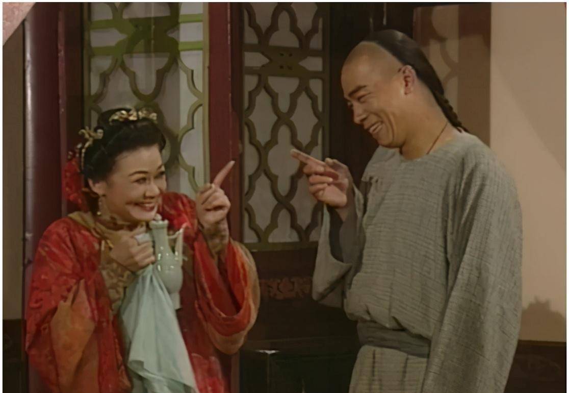 韦春花穿时尚装,小宝出家瞬间留长辫_陈小春_剧情_观众