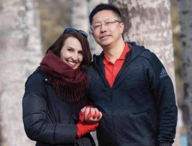 疯狂英语李阳的现状现身街头用硬纸板宣传自己满脸疲惫