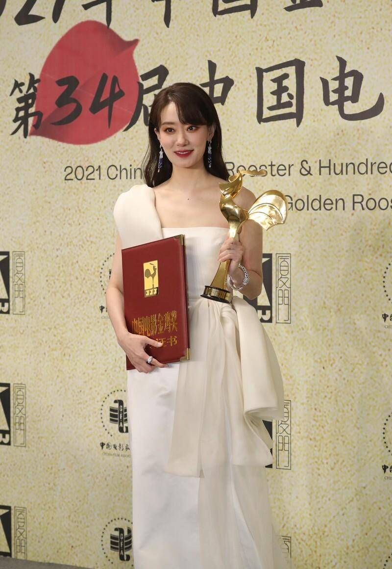 张小斐:从小品演员到电影大女主,抱走金鸡,她用了15年