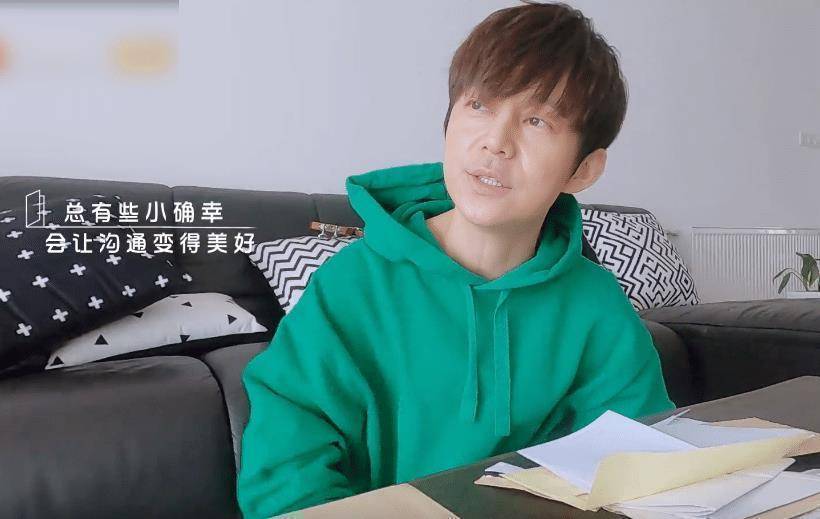 原创何炅收到高龄求助信双手下意识合十直言压力好大