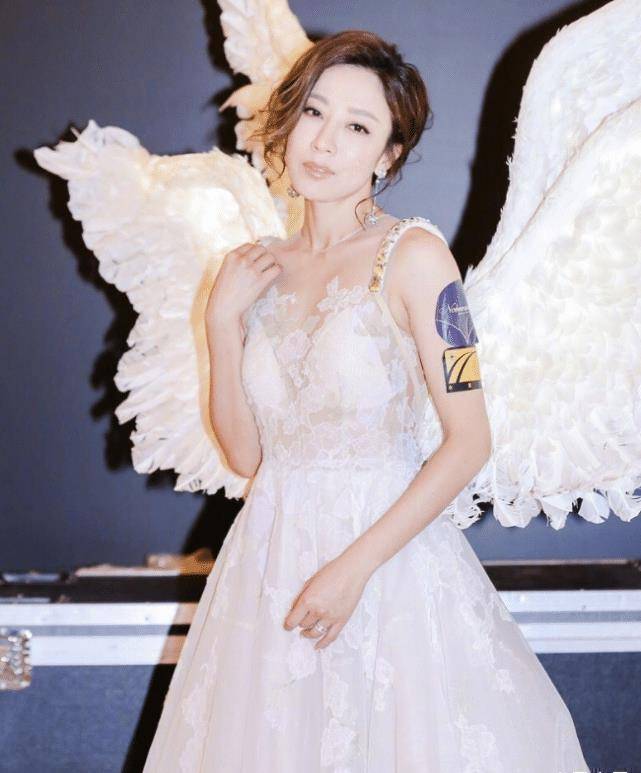 原创40岁杨怡官宣产女一家三口合照公开罗仲谦留起胡须大变样