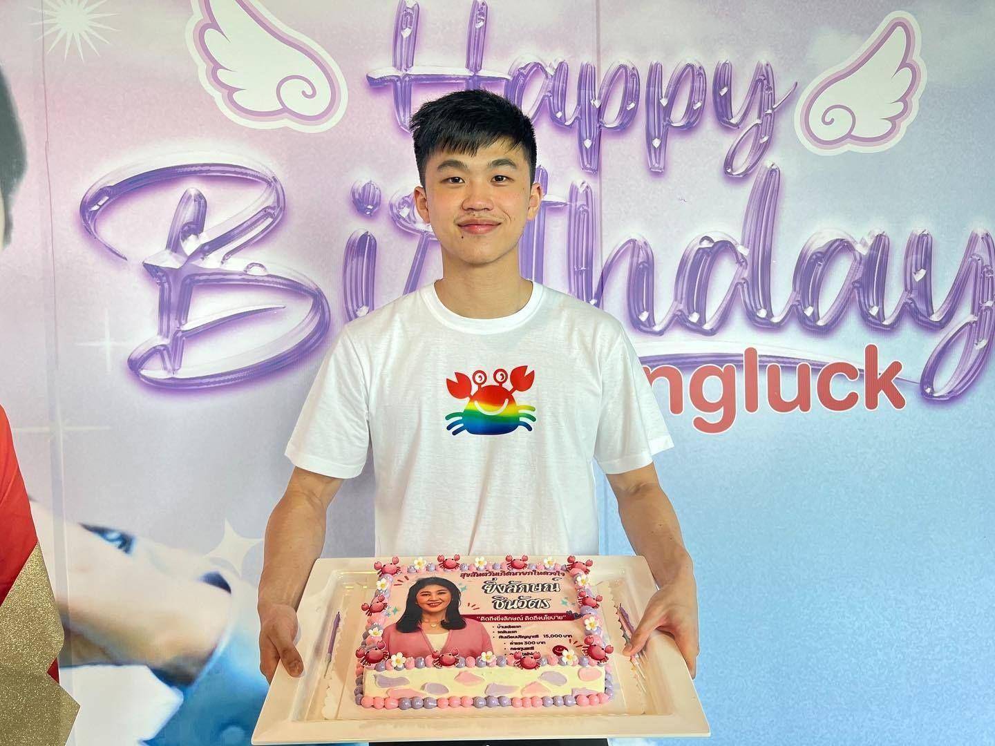 而远在英国的儿子也是很有孝心,会给妈妈隔空过生日,英拉也是感到非常