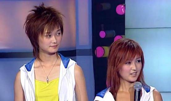 但与唱歌相比,05年超女最精彩的事,还是何洁和李宇春的故事.