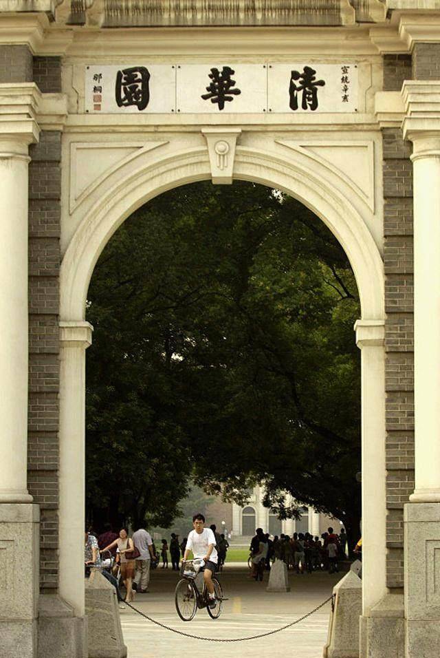 梁再冰的父亲是梁思成,清华大学建筑系主任;冯钟璞的父亲是冯友兰