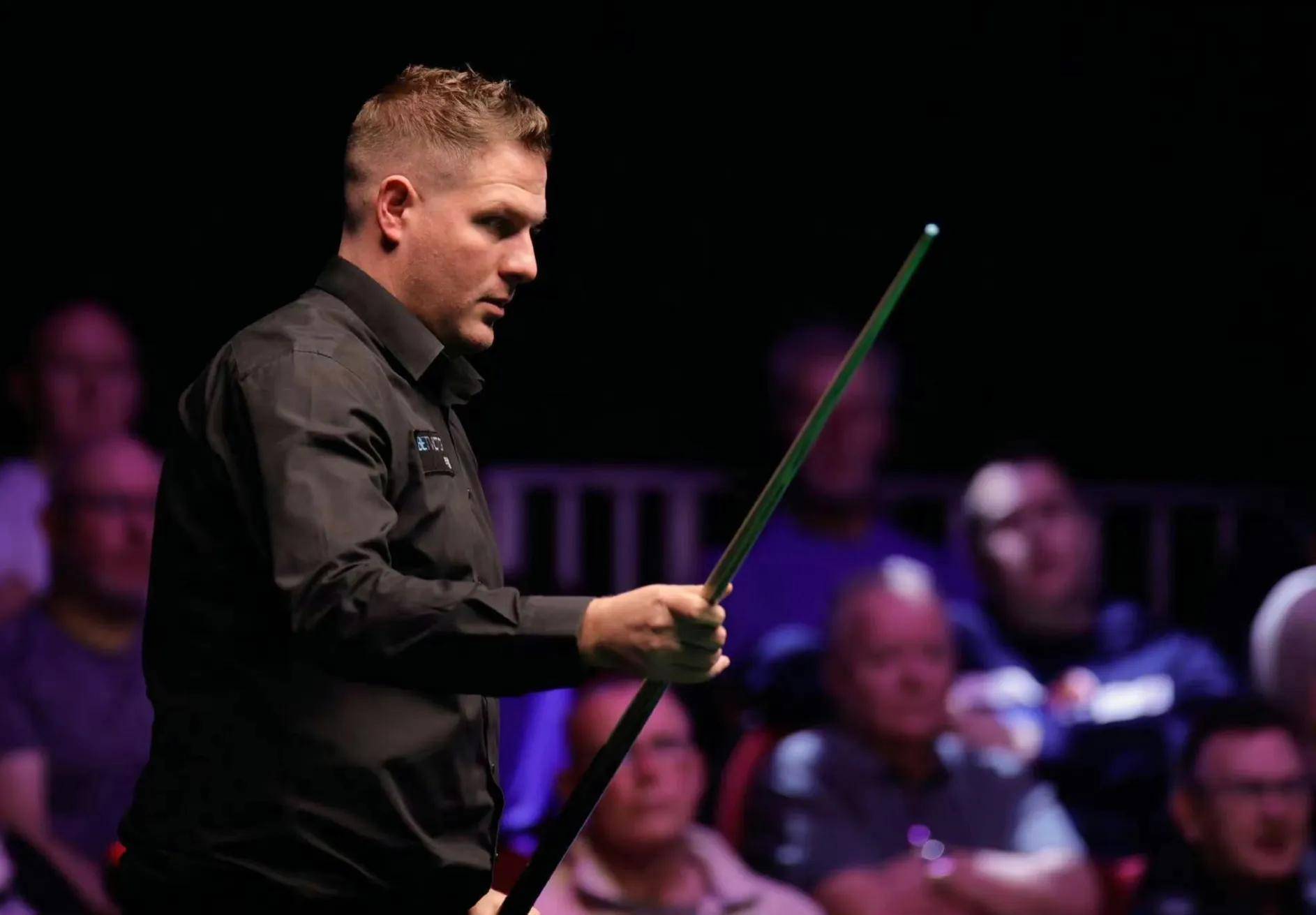 吉米·罗伯逊 7:2 利亚姆·戴维斯马克·乔伊斯 2:7 伊恩·伯恩斯