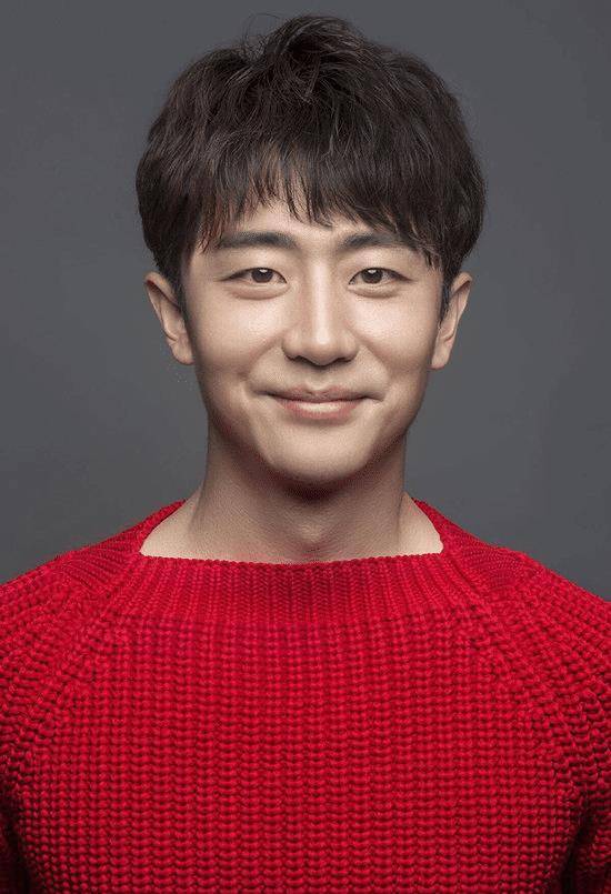 相信大多数人认识黄轩都是从《芈月传》里边的黄歇,长相十分秀气,看