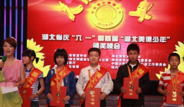 五道杠少年黄艺博3岁看新闻7岁读人民日报为何泯然众人