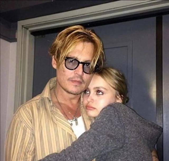 就是强尼·德普(johnnydepp)的女儿莉莉·罗斯·德普(lily-rosedepp)