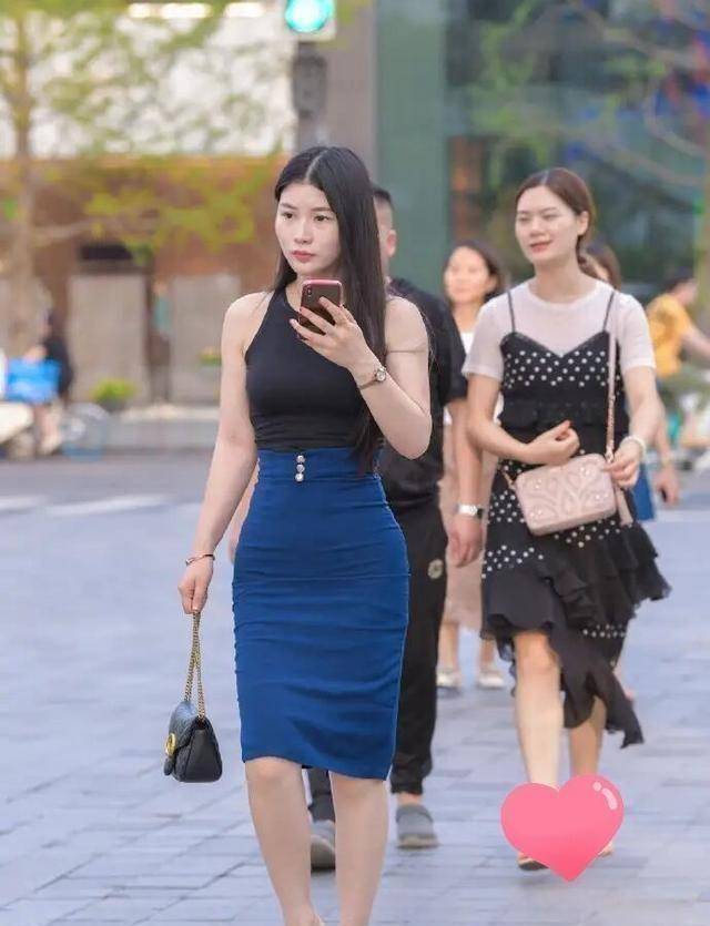 针对今天的三条搭配,杨幂这次穿的玫红色一身,搭配绿色手套,就会显得