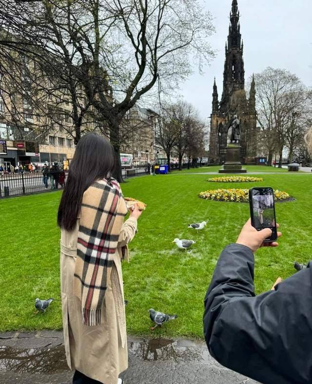 李湘分享了许多王诗龄的背影照片,她在广场上喂鸽子和在画廊里拍摄的