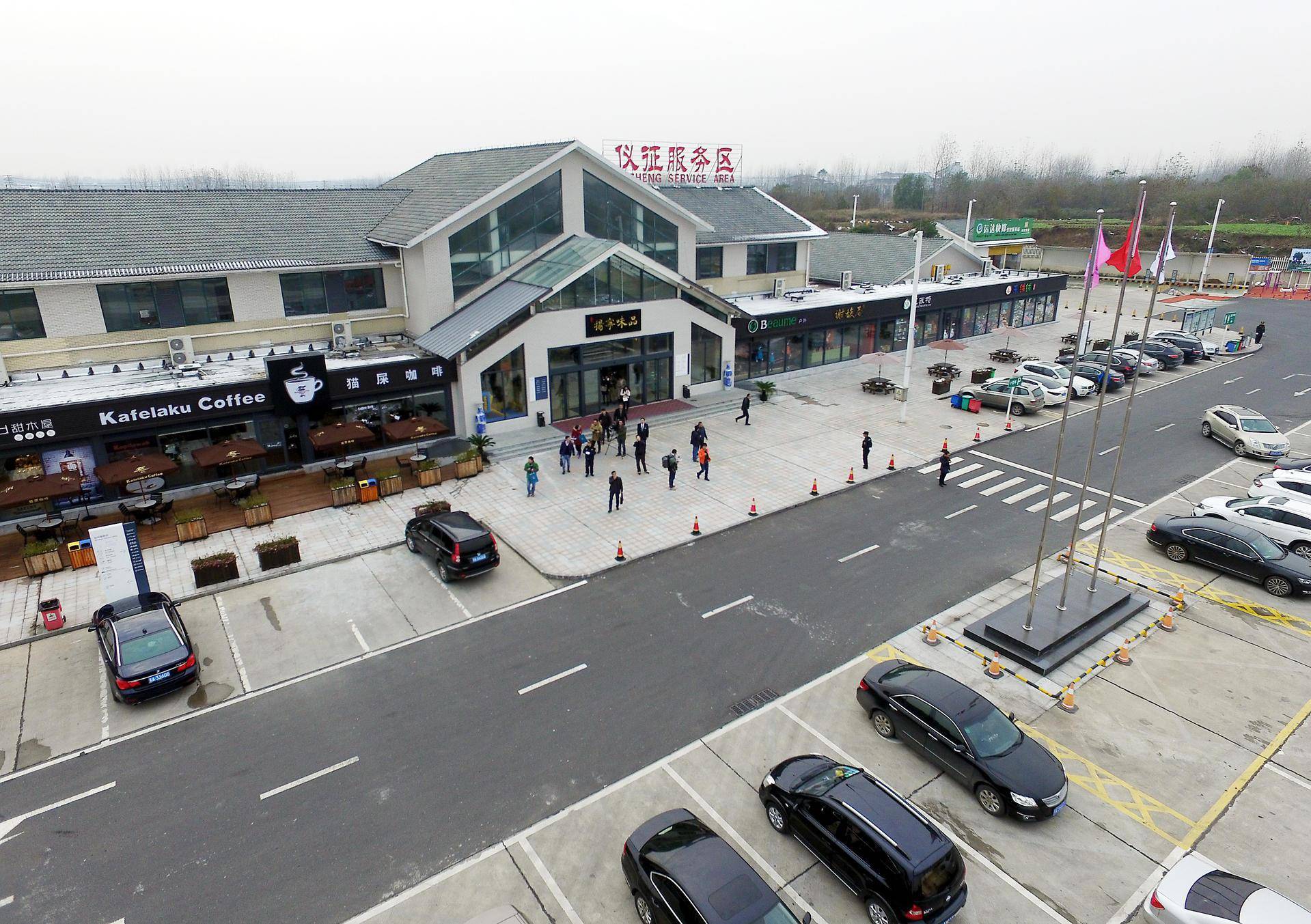 男子在服务区睡了一觉,200多通行费变1200?收费员:正常现象