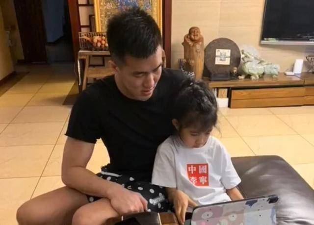 可郭士强也不容易,毕竟辽宁男篮梯队青黄不接,别人不说,就说郭旭