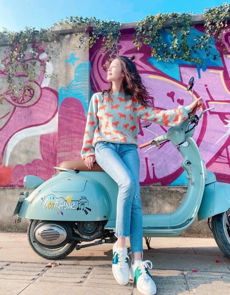 原创李沁春季出游照曝光牛仔套装超少女软萌造型惹人爱