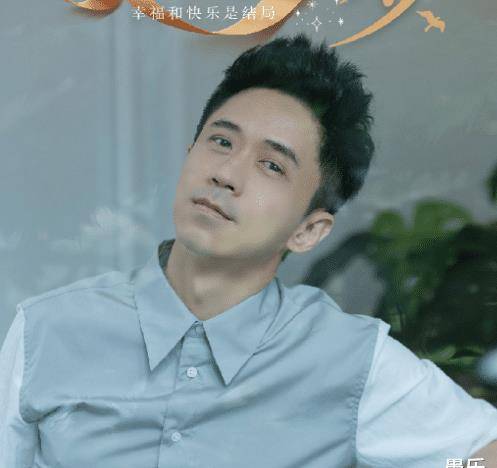 小麦色的皮肤很是健康,完全看不出是50岁的年纪,单单看这张照片,光良