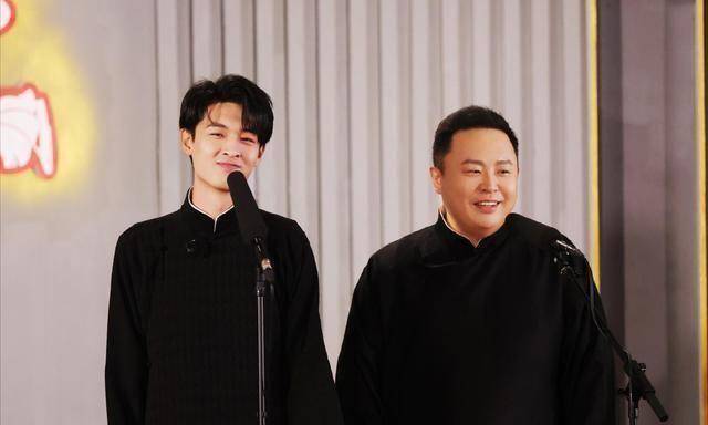 原创德云斗笑社相声舞台遇难题尖子生孟鹤堂张鹤伦都跑题