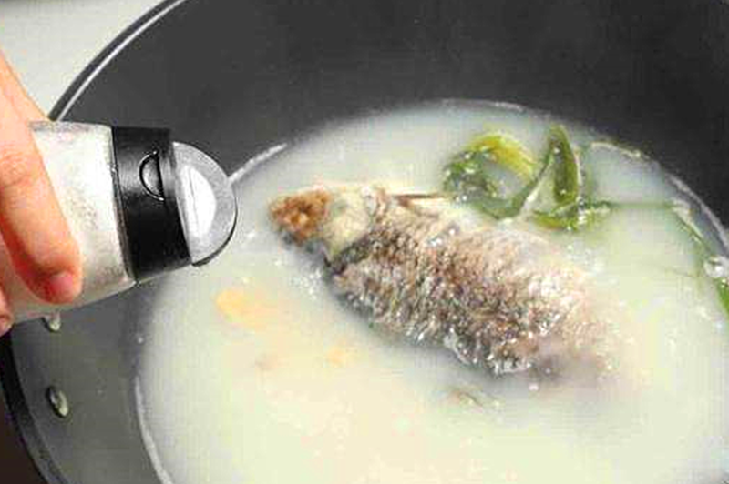 炖鲫鱼汤时有人焯水有人直接炖都不对这才是鱼汤的正确做法