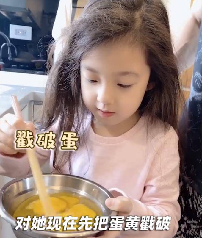 刘畊宏给三个孩子做炒蛋被问为什么小泡芙的盘子里比较多