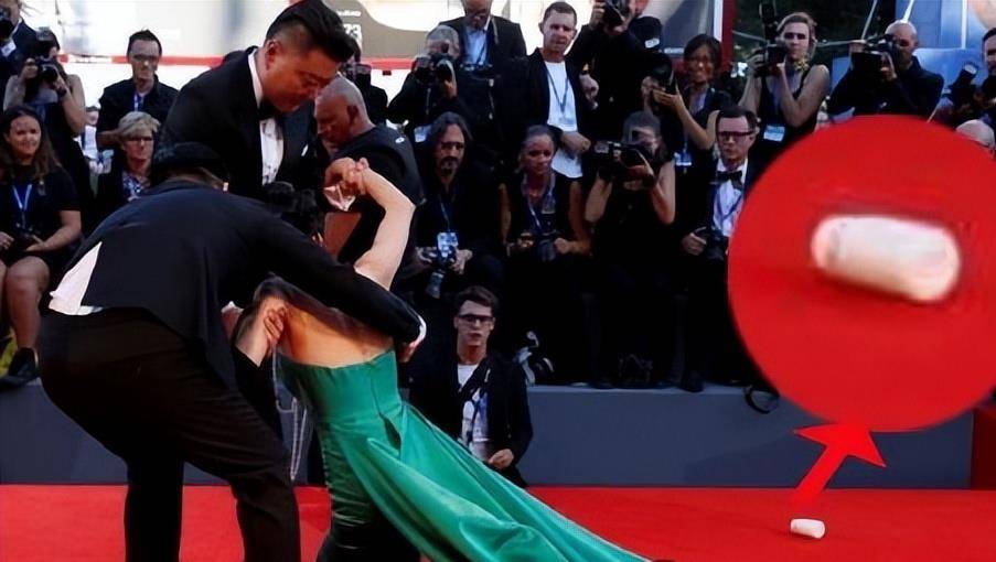 可是呢,梁镜柯却在走红毯的时候,摔倒了.