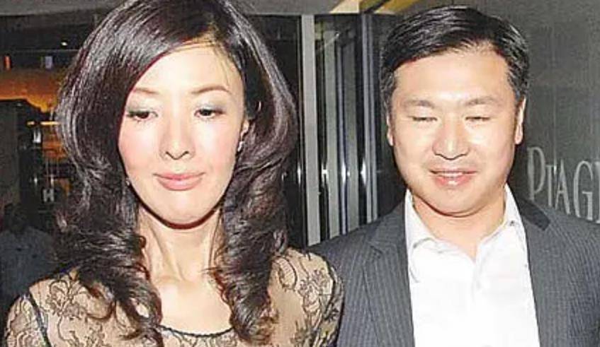 但曾有过一段婚姻的李嘉明,最后还拿下了身家数十亿的顾毅勇.