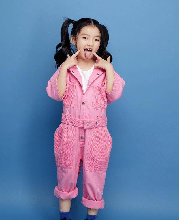 原创7岁阿拉蕾近照大变样娃娃脸瘦成鹅蛋脸你们还能认出她来吗