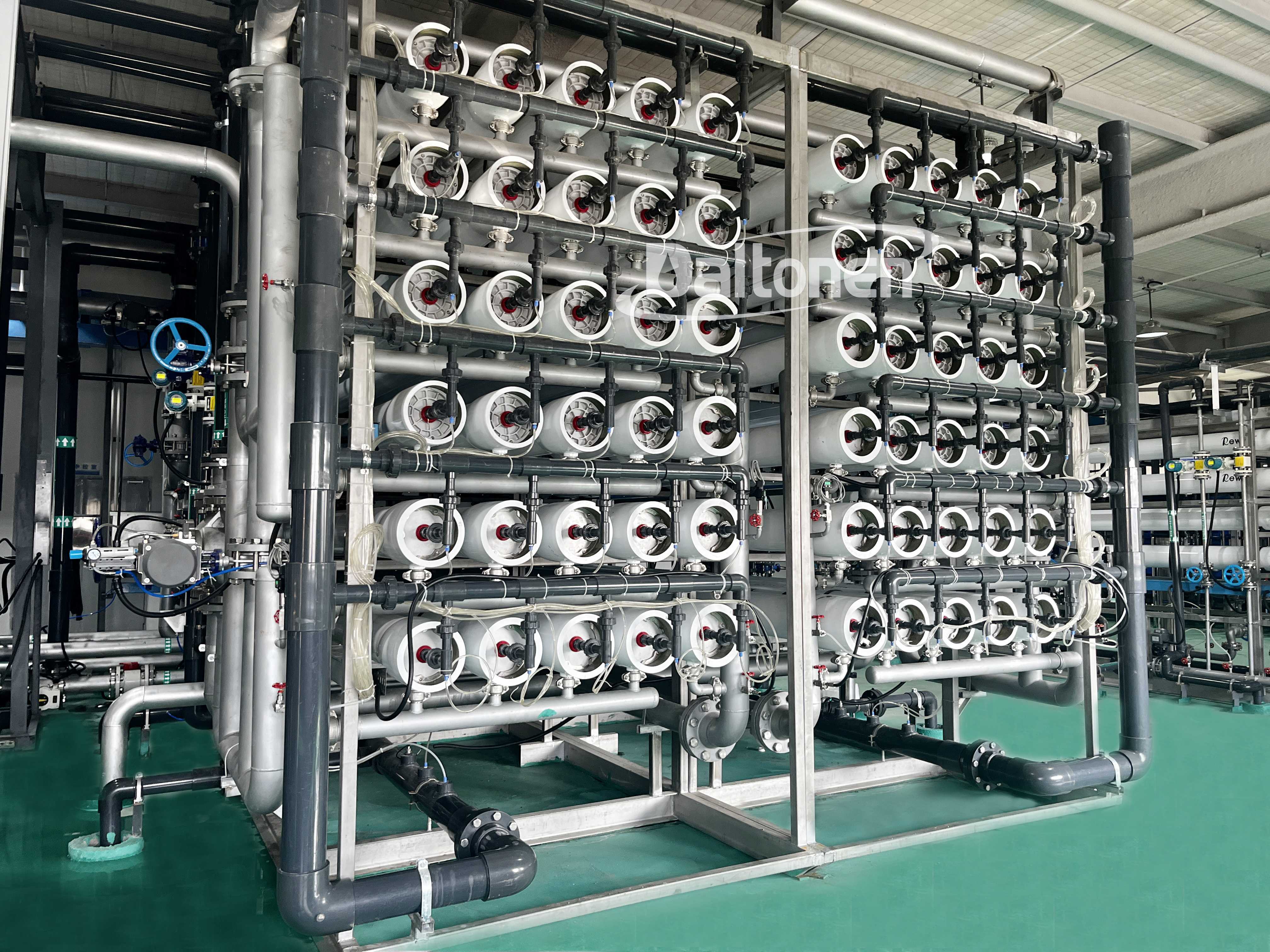 反渗透膜的正常工作需要足够的压力来推动水分子通过膜孔.