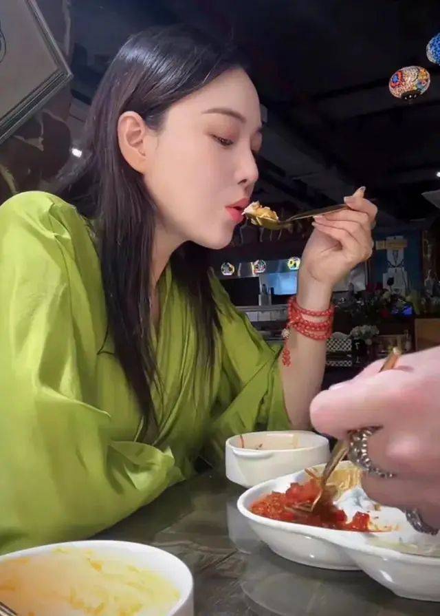 张馨予难得秀恩爱脸胖一圈又大又圆本人罕见回应太可爱