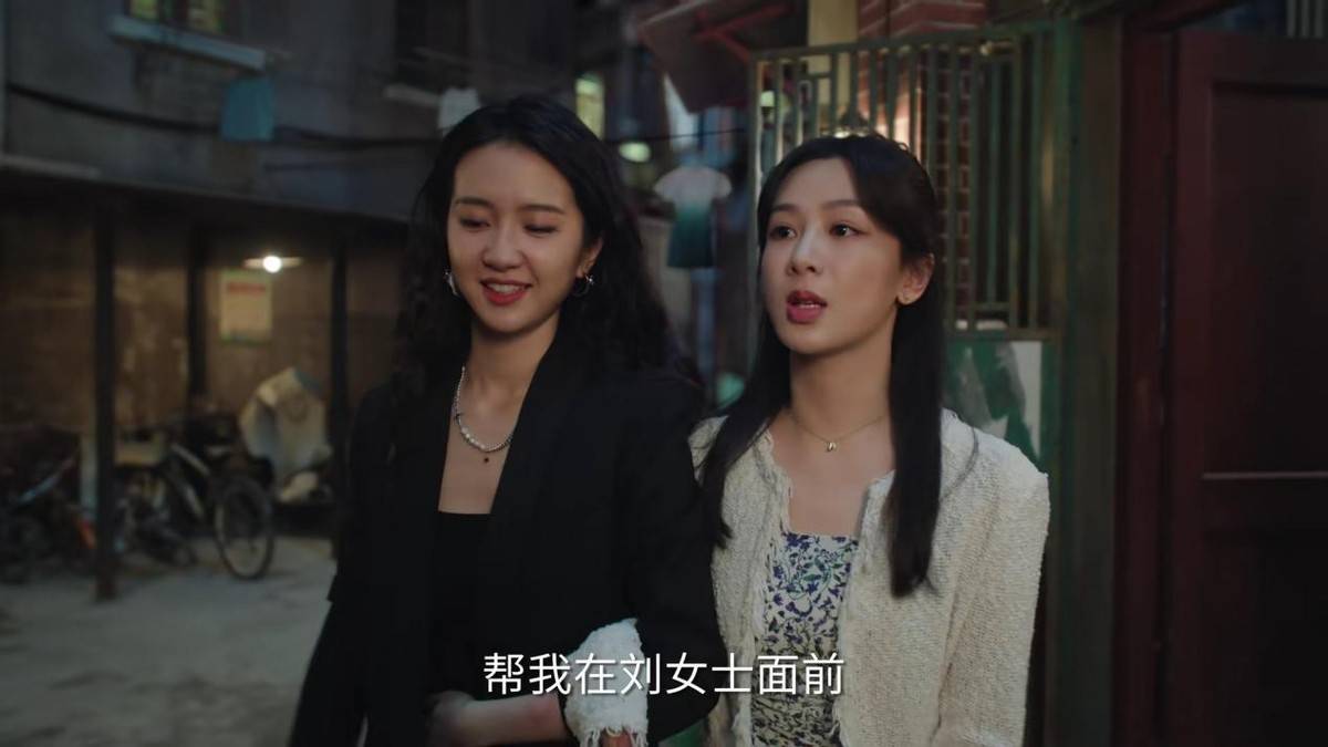 与扮演者许龄月有着分不开的关系,在剧中亮相时,与女主角杨紫同框