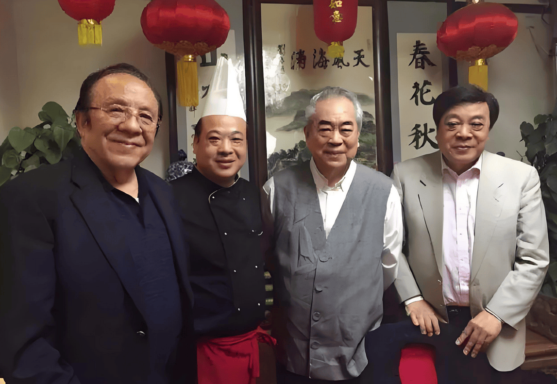 不仅如此,范曾还在商业上有所投资,他持有北京范曾艺术品鉴定中心