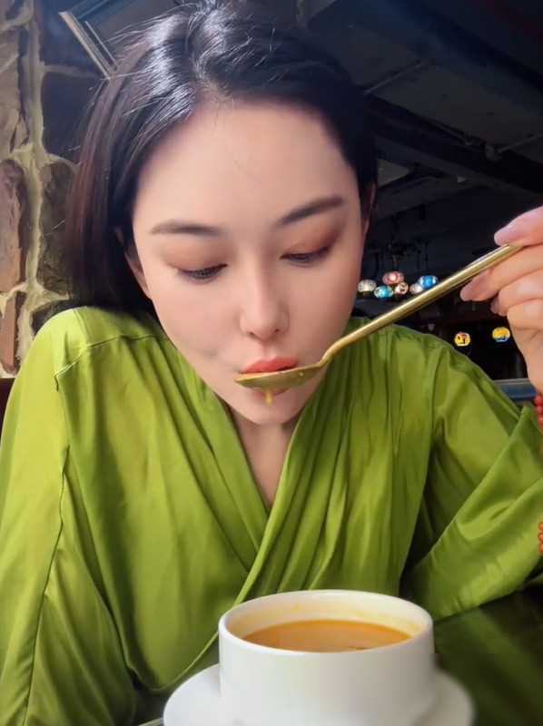 张馨予被曝疑似孕相后否认怀二胎何捷戴多枚戒指炫酷潮流