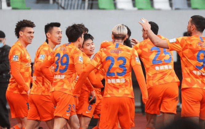 尽管俱乐部在2021年更名为山东泰山,但队歌《橘红色的火焰》依然保留