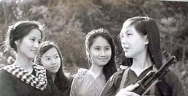 而在这些越南女子特工中,有一个绰号为"黑玫瑰",名叫阮文慧.