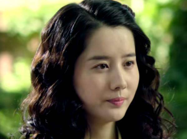 年轻时候的沈夏,阚清子呈现出来的是一种清新甜美的感觉,妆容上虽然