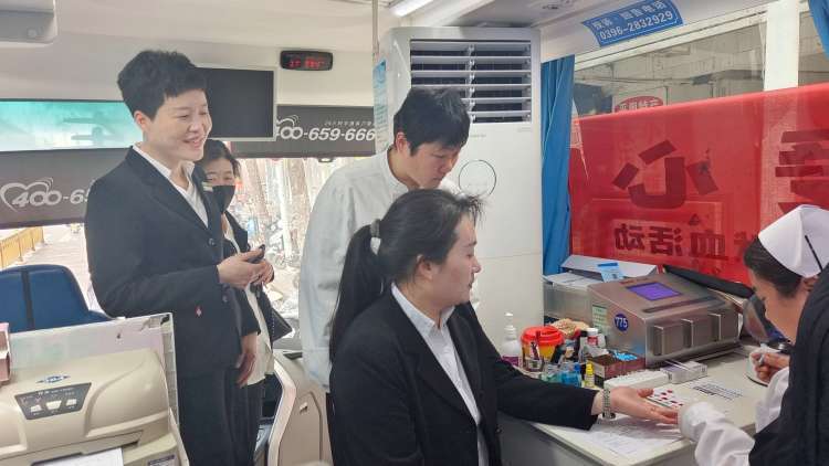 热血传温情点滴聚爱心平舆县东方明珠酒店开展无偿献血活动