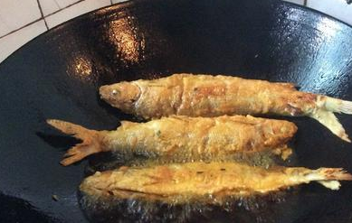 原创煎鱼时别着急下油锅多加这一步煎出来的鱼皮不破不碎还不粘锅