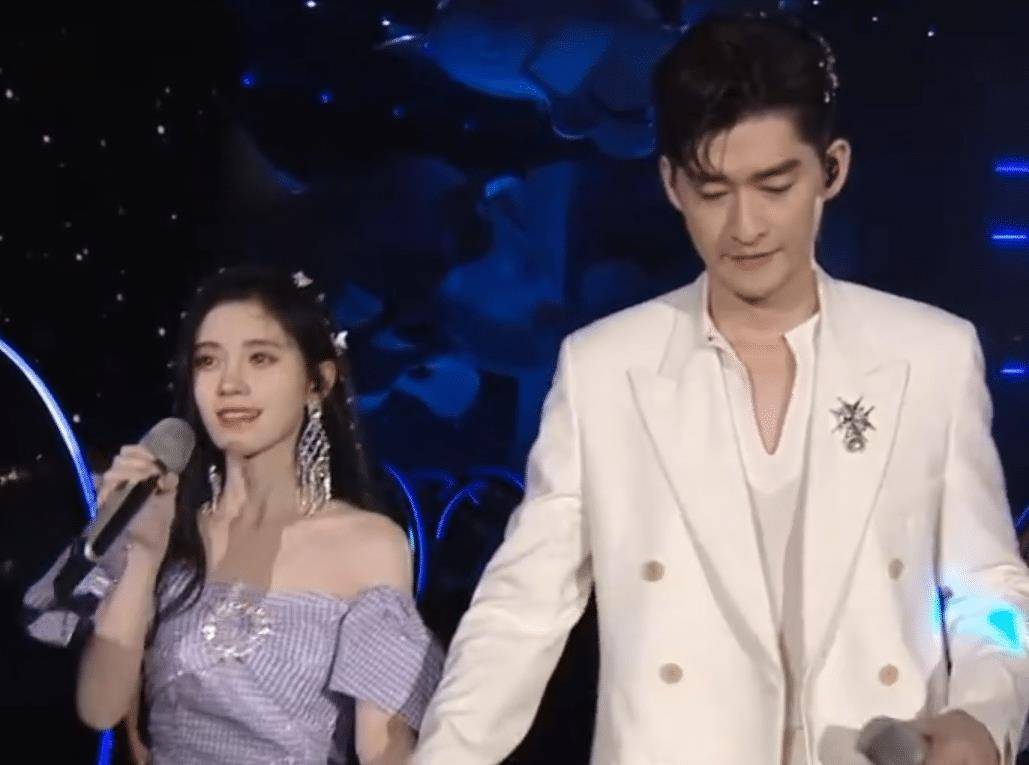 更是十足养眼了,从画面上也是能够看到,张翰和鞠婧祎的身高差也确